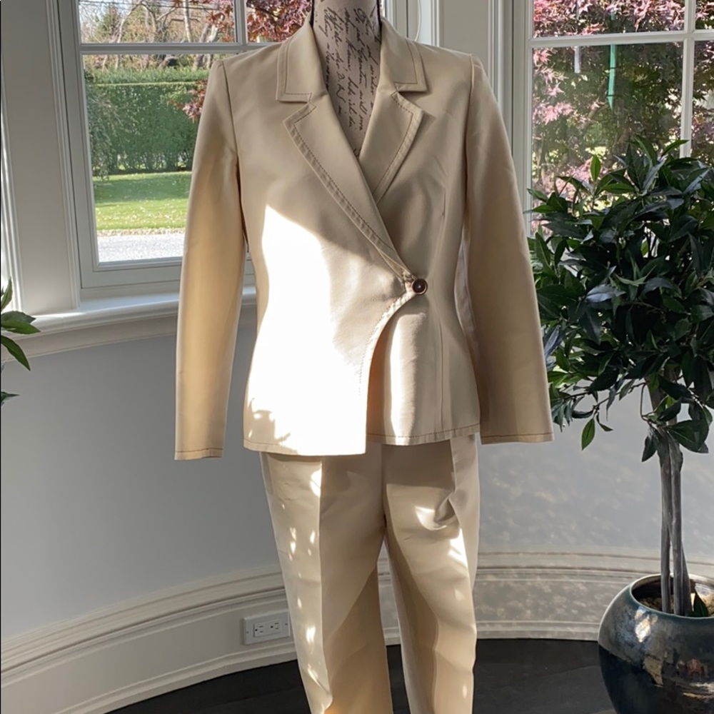SUIT